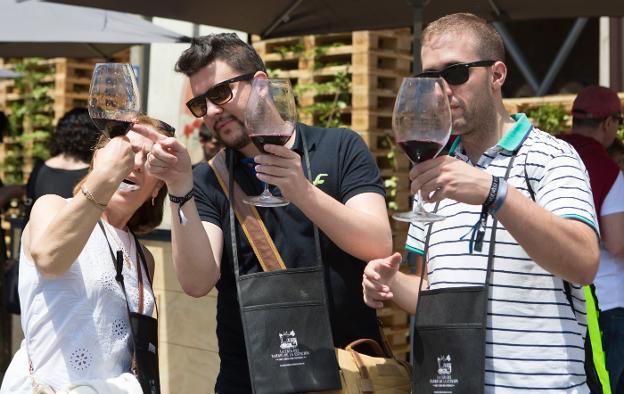 El público disfrutó con los vinos de las bodegas del barrio de la Estación. :: sonia tercero