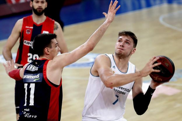 Doncic trata de superar la defensa de Janning. :: efe