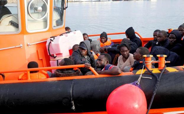 Se elevan a 254 los rescatados de seis pateras en el Mar de Alborán