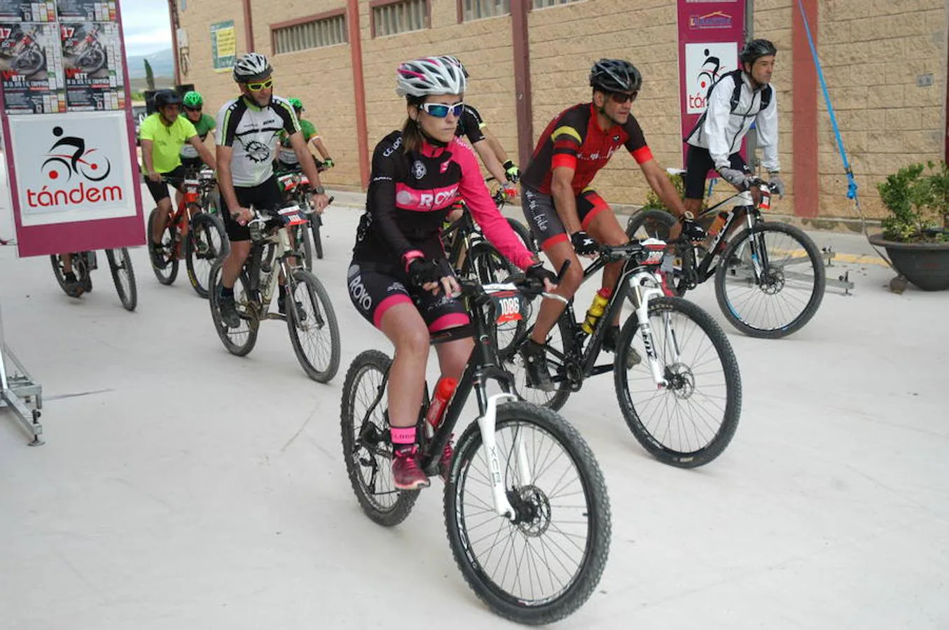 Imágenes de la salida de la VII BTT de la Seta y el Champiñón Villa de Pradejón celebrada este domingo, con 320 participantes. La prueba era valedera para el Open XCM de La Rioja.