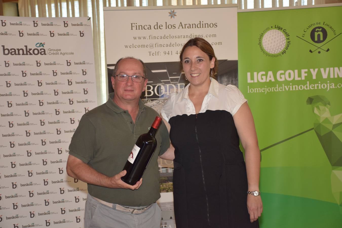 Los ganadores del torneo de la LIga de Golf y Vino recibieron sus premios.