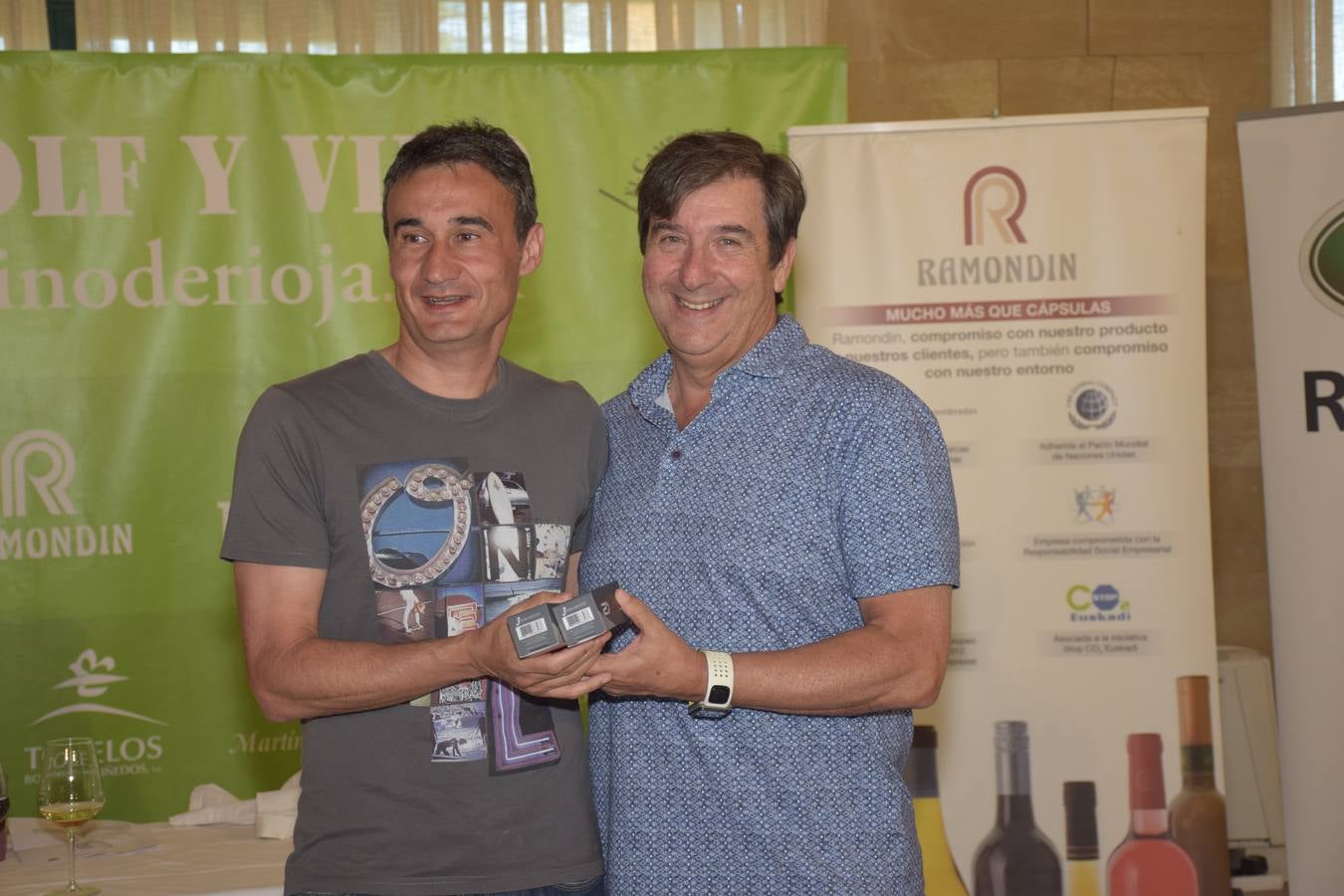 Los ganadores del torneo de la LIga de Golf y Vino recibieron sus premios.