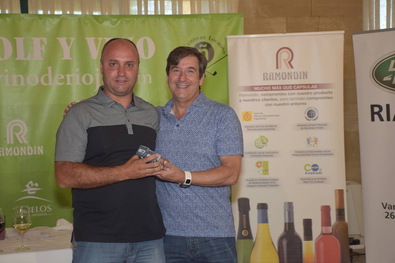 Los ganadores del torneo de la LIga de Golf y Vino recibieron sus premios.