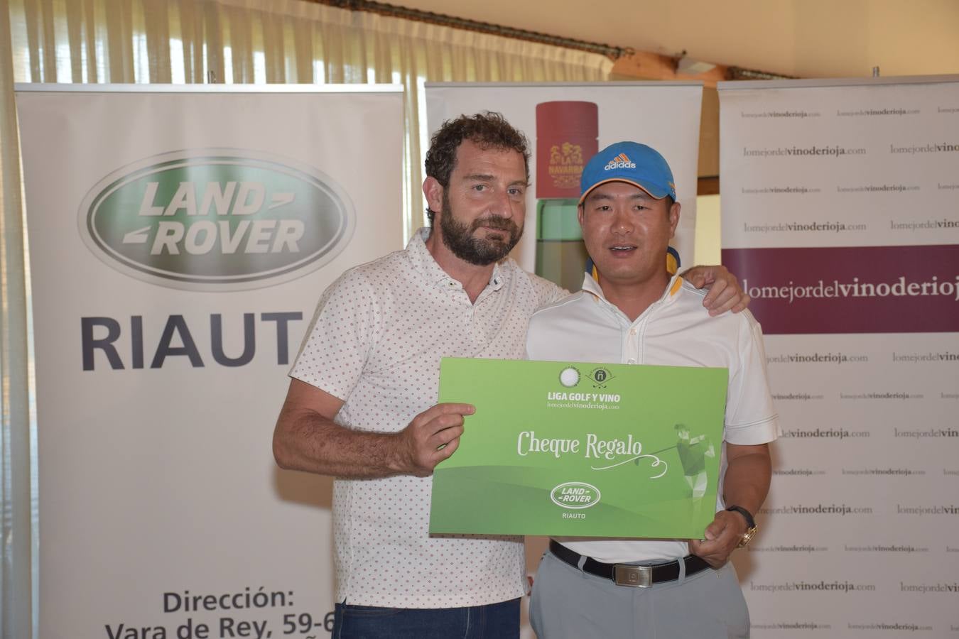 Los ganadores del torneo de la LIga de Golf y Vino recibieron sus premios.