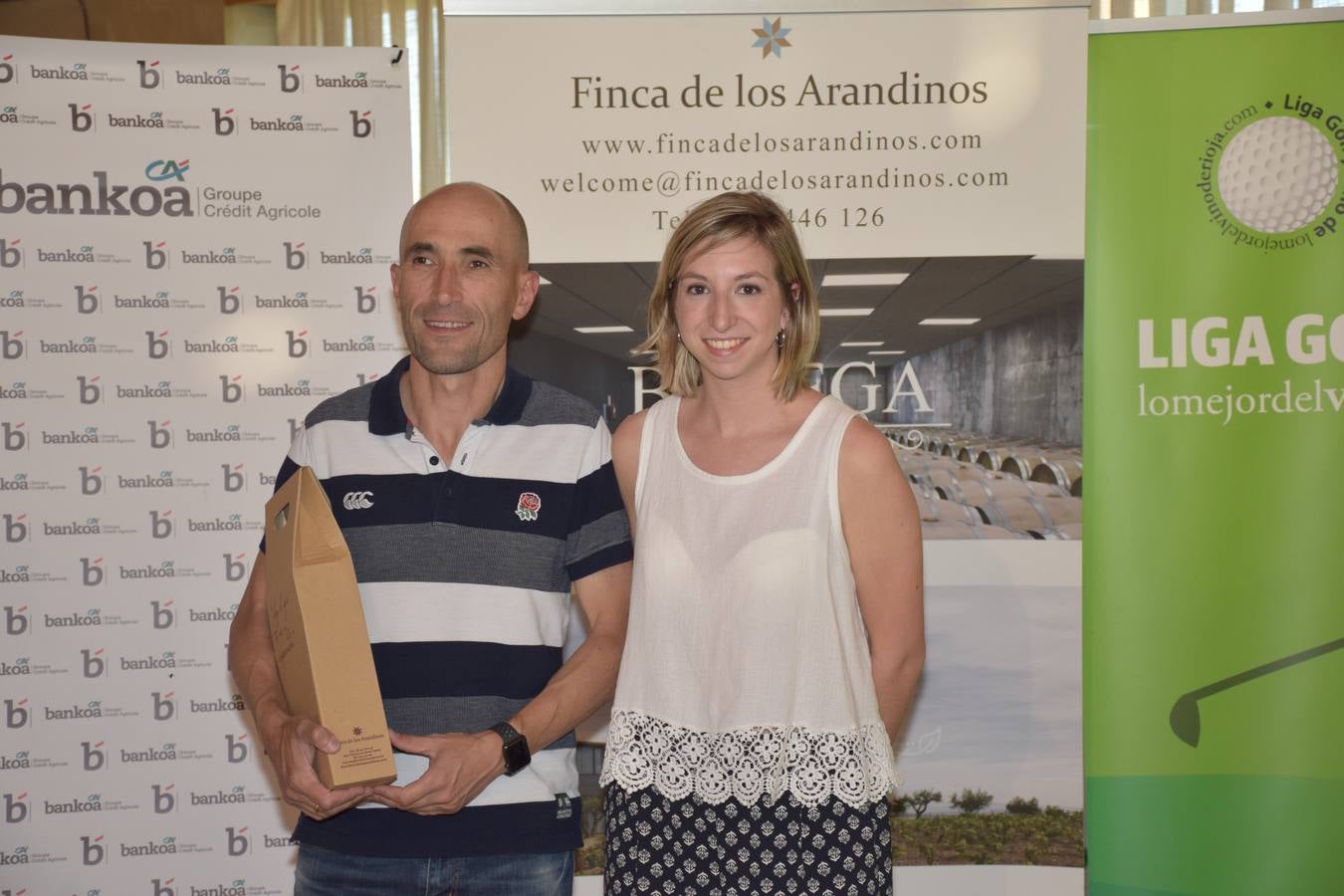 Los ganadores del torneo de la LIga de Golf y Vino recibieron sus premios.