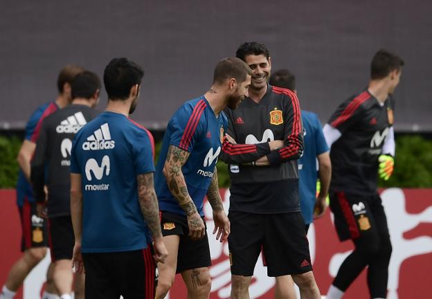 Buen rollo. Fernando Hierro y Sergio Ramos bromean en el entrenamiento de ayer en Krosnodar. :: PIERRE-PHILIPPE MARCOU / efe
