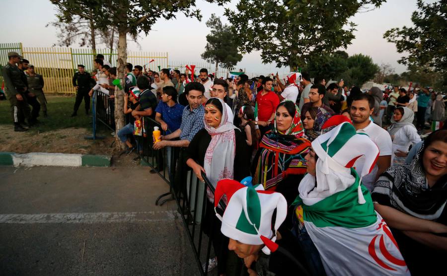 Las autoridades cortan la emisión del partido en las pantallas del estadio de Teherán por la presencia femenina y para no difundir imágenes de aficionadas en Rusia. 