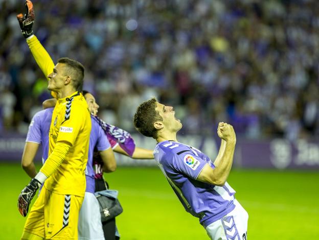 Pablo Hervías grita con fuerza en el momento del ascenso. :: G. Villamil