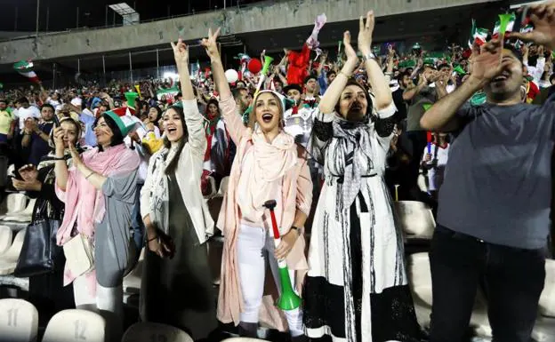 Aficionadas iraníes, en el interior del estadio Azadi de Teherán. 