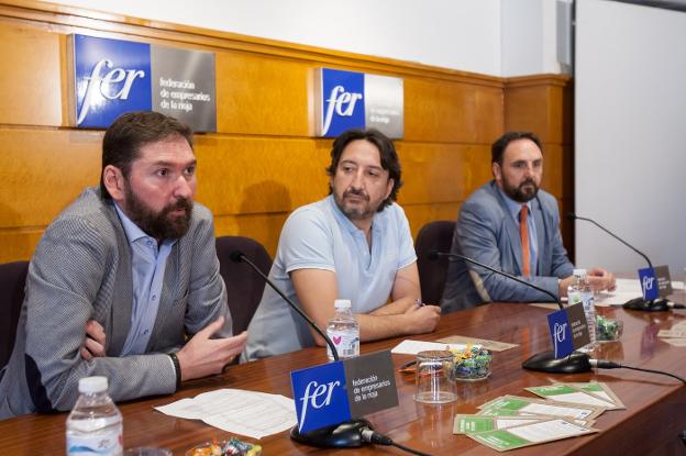 José María Infante, Fernando Cortezón y Eduardo Fernández, ayer en la FER. :: DÍAZ URIEL