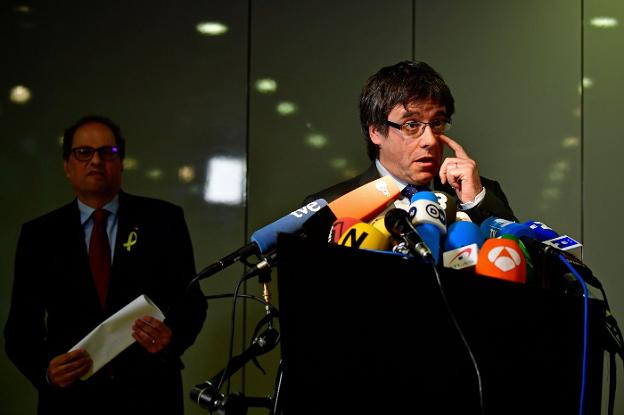 Puigdemont comparece antes los medios en Alemania el pasado mayo. :: TOBIAS SCHWARZ / AFP