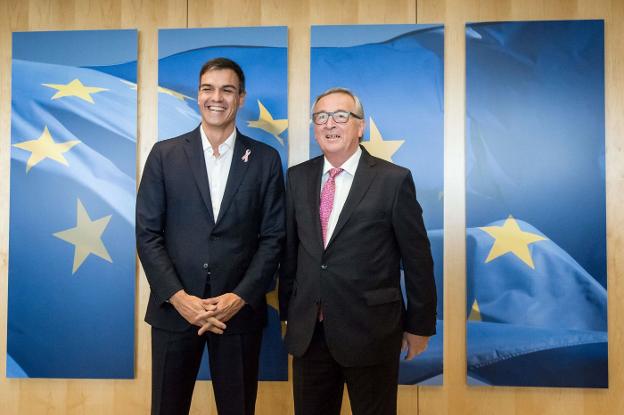 Sánchez y Juncker posan para los medios en una reunión en Bruselas en octubre de 2017. :: A. Belot / afp