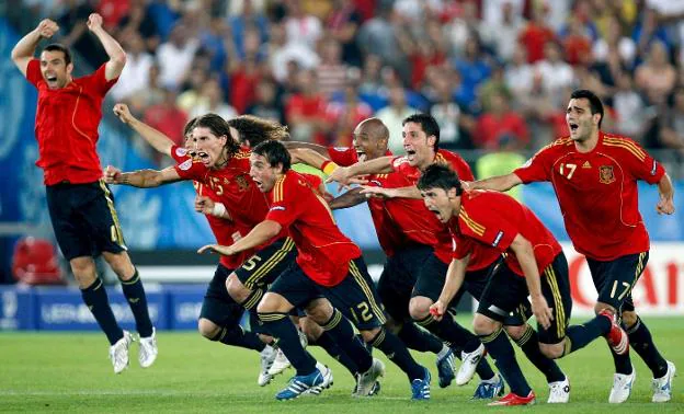 El inicio. Los jugadores de España corren a celebrar el gol de Cesc que daba en los penaltis el pase a semifinales de la Eurocopa de 2008. :: efe