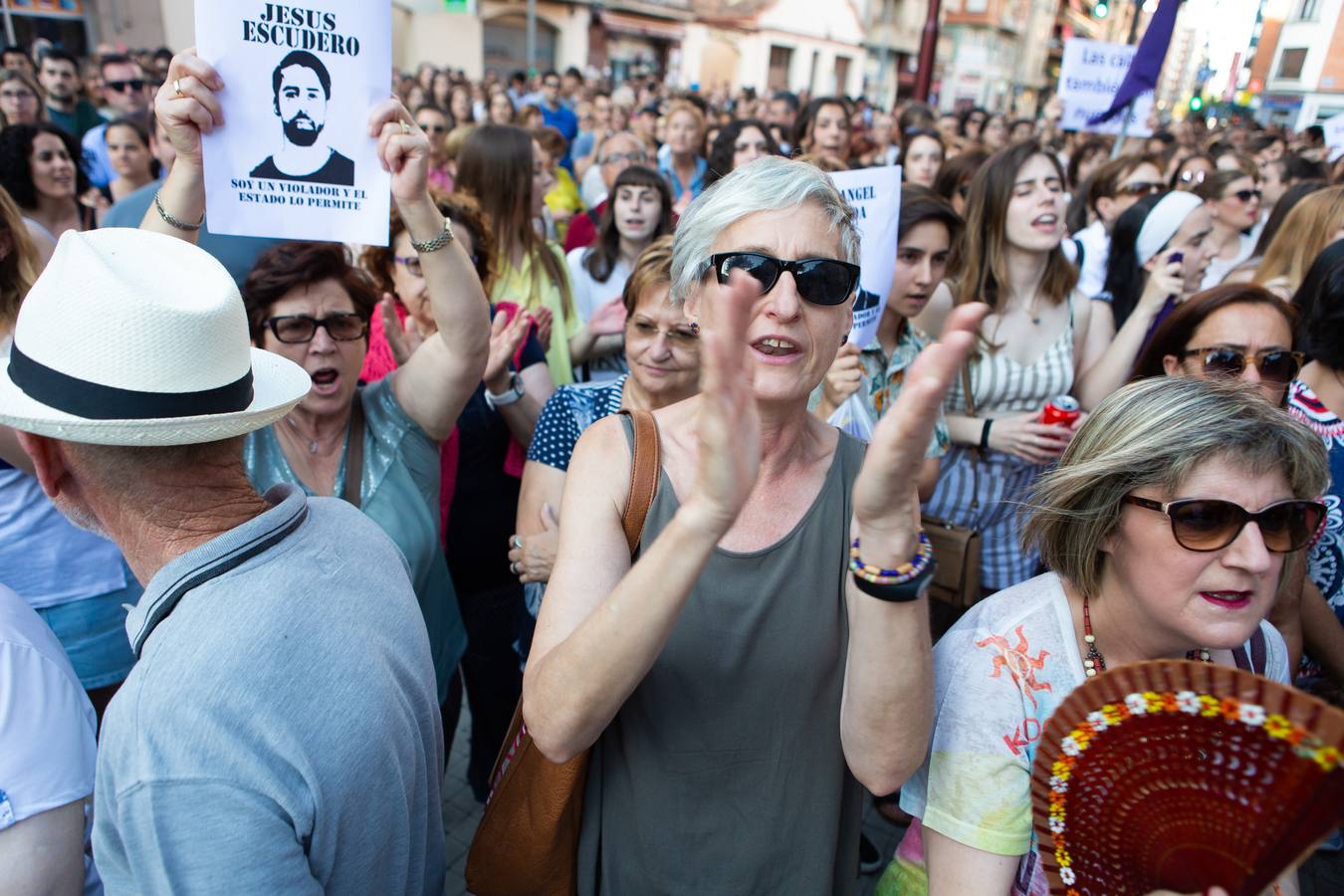 Fotos: Logroño se manifiesta contra la libertad de La Manada