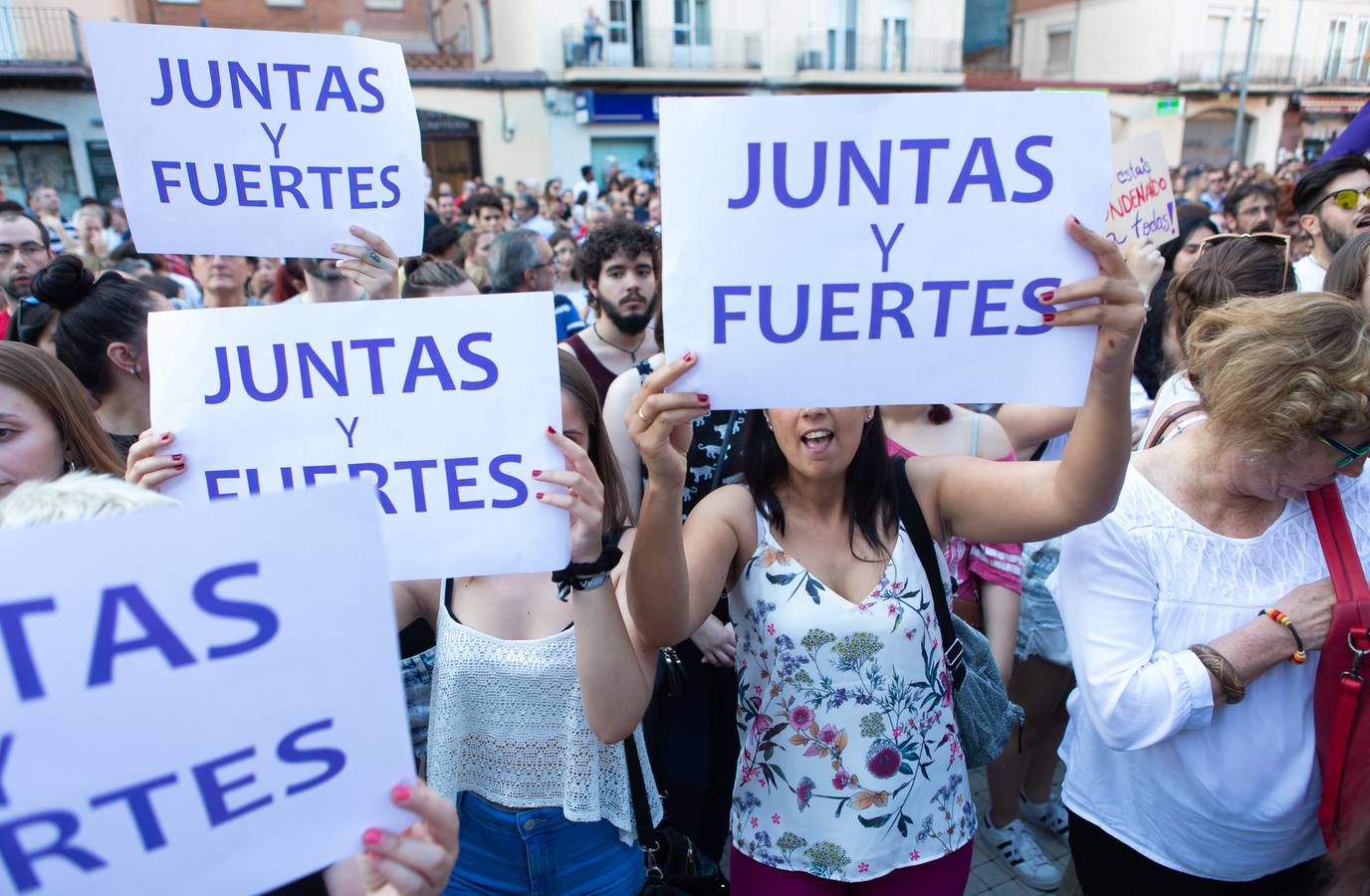 Fotos: Logroño se manifiesta contra la libertad de La Manada