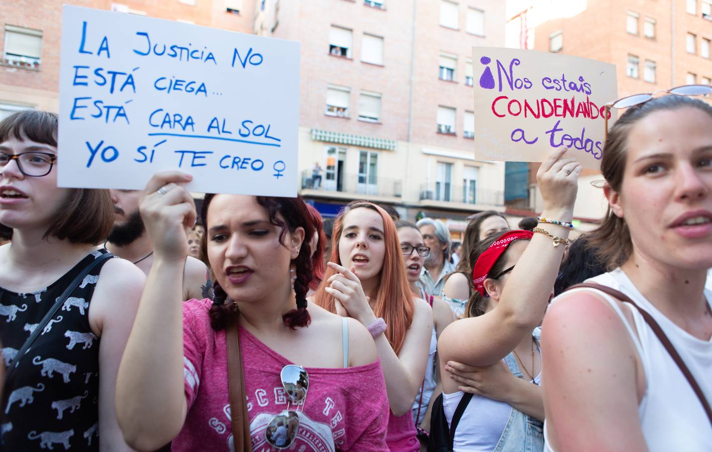 Fotos: Logroño se manifiesta contra la libertad de La Manada