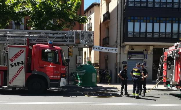 Policías locales y bomberos intervinieron para sofocar un incendio en la calle San Juan. :: l.r.