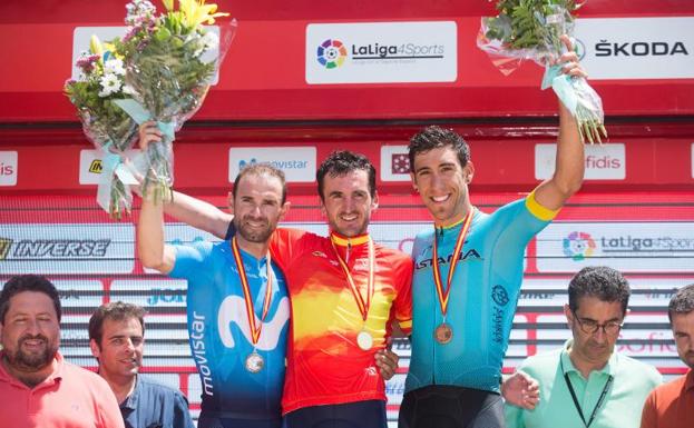 Gorka Izagirre (c), Alejandro Valverde (i) y Omar Fraile, en el podio. 