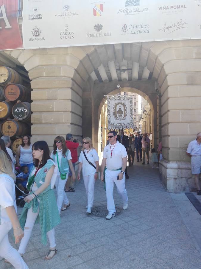 Bajo un calor de justicia las fiestas de Haro siguen desgranando el programa con la procesión y la misa de San Felices que ha oficiado el obispo de la diócesis y en la que han participado los miembros de la Coral Polifónica local.