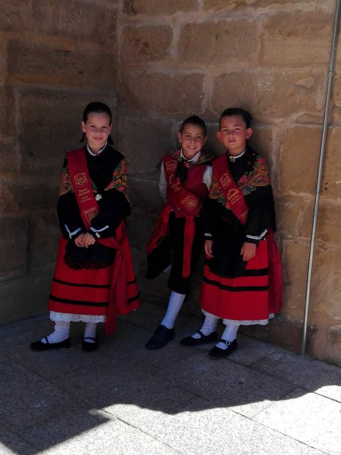 Bajo un calor de justicia las fiestas de Haro siguen desgranando el programa con la procesión y la misa de San Felices que ha oficiado el obispo de la diócesis y en la que han participado los miembros de la Coral Polifónica local.