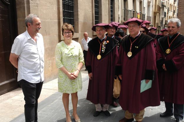 La alcaldesa de Alfaro recibió a la Cofradía del Vino de Rioja. :: s.s.j.