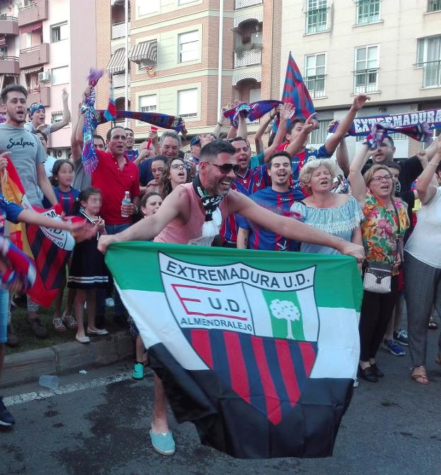 Los aficionados del Extremadura celebran el ascenso. :: efe
