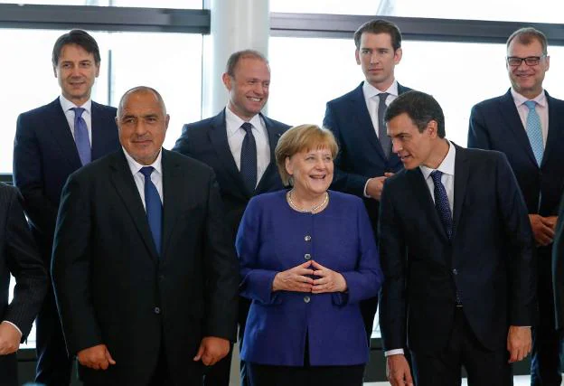 Pedro Sánchez, ayer, en la foto de familia junto a Angela Merkel. :: Yves Herman / reuters