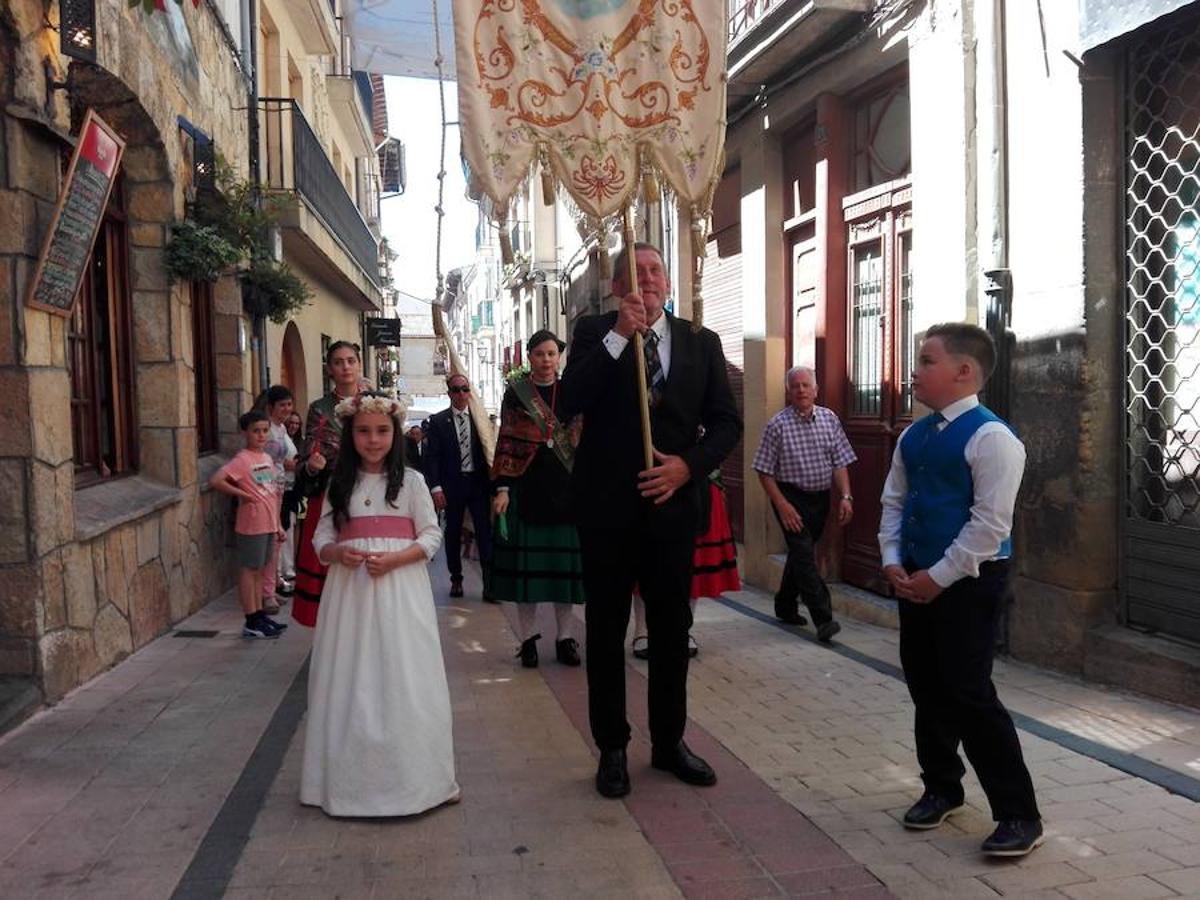 Bajo un calor de justicia las fiestas de Haro siguen desgranando el programa con la procesión y la misa de San Felices que ha oficiado el obispo de la diócesis y en la que han participado los miembros de la Coral Polifónica local.