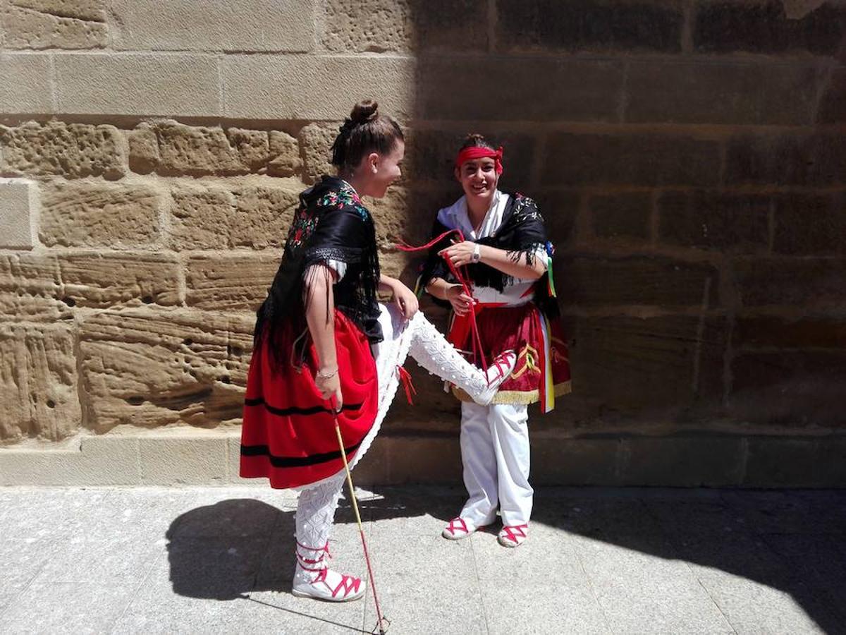 Bajo un calor de justicia las fiestas de Haro siguen desgranando el programa con la procesión y la misa de San Felices que ha oficiado el obispo de la diócesis y en la que han participado los miembros de la Coral Polifónica local.