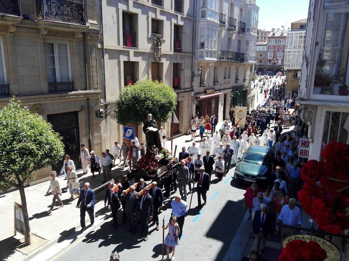 Bajo un calor de justicia las fiestas de Haro siguen desgranando el programa con la procesión y la misa de San Felices que ha oficiado el obispo de la diócesis y en la que han participado los miembros de la Coral Polifónica local.