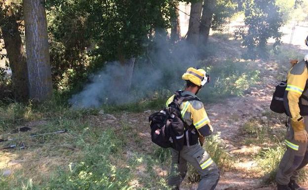 Los bomberos trabajan sobre el terreno. 