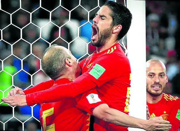 Isco e Iniesta celebran
eufóricos el tanto del
malagueño, que
permitió a La Roja el
primer empate. :: efe