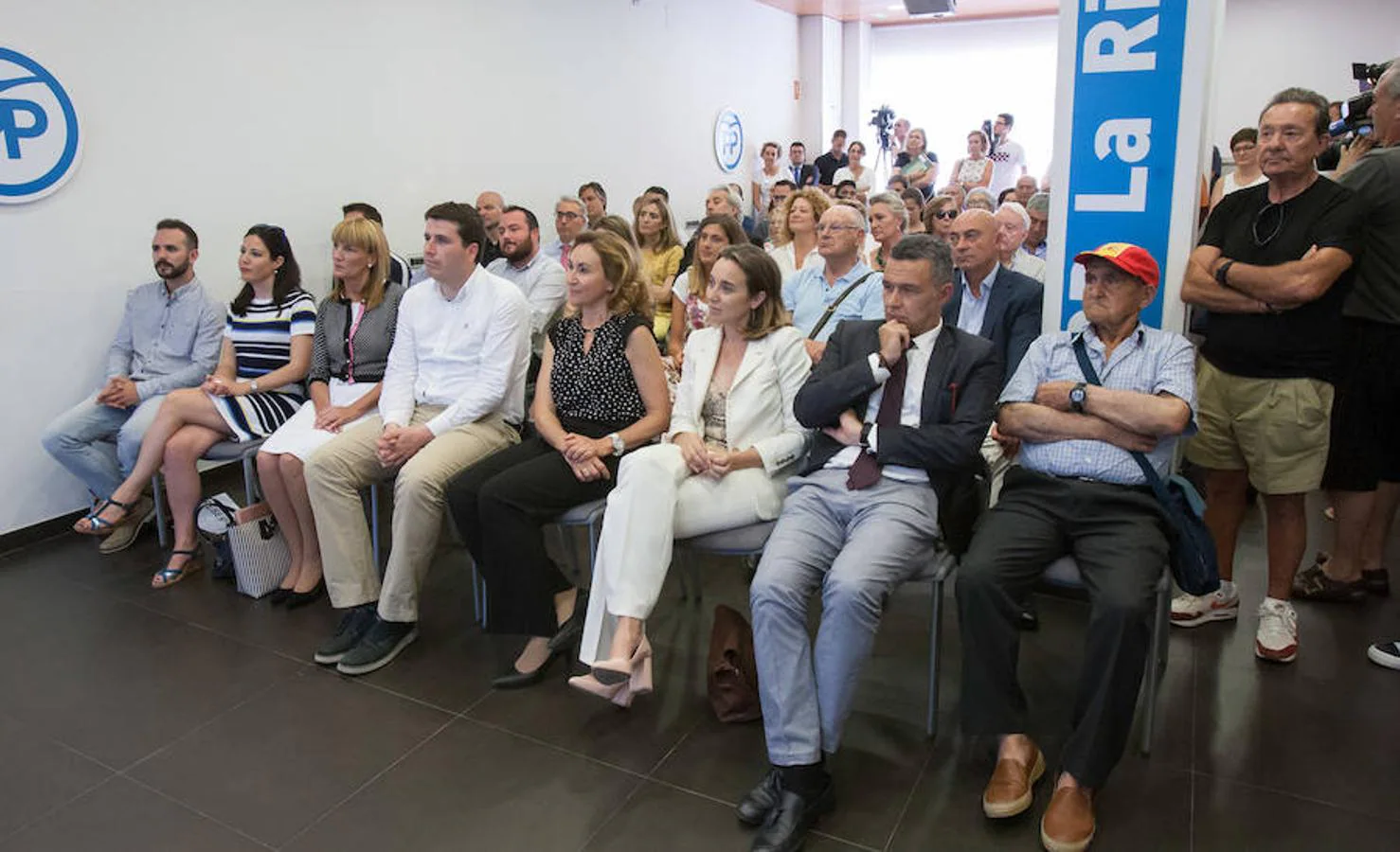 Pablo Casado ha participado en un acto con militantes del PP riojano en el que ha estado acompañado el presidente del partido en La Rioja. El candidato a suceder a Rajoy como cabeza visible del Partido Popular ha expuesto sus planes para el partido.