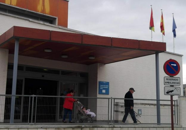 Fachada del centro de salud de Haro. :: j.l.