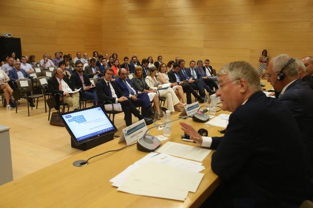 Asistentes a la jornada de la comisión SEDEC celebrada ayer en las instalaciones de Riojafórum.  :: juan marín