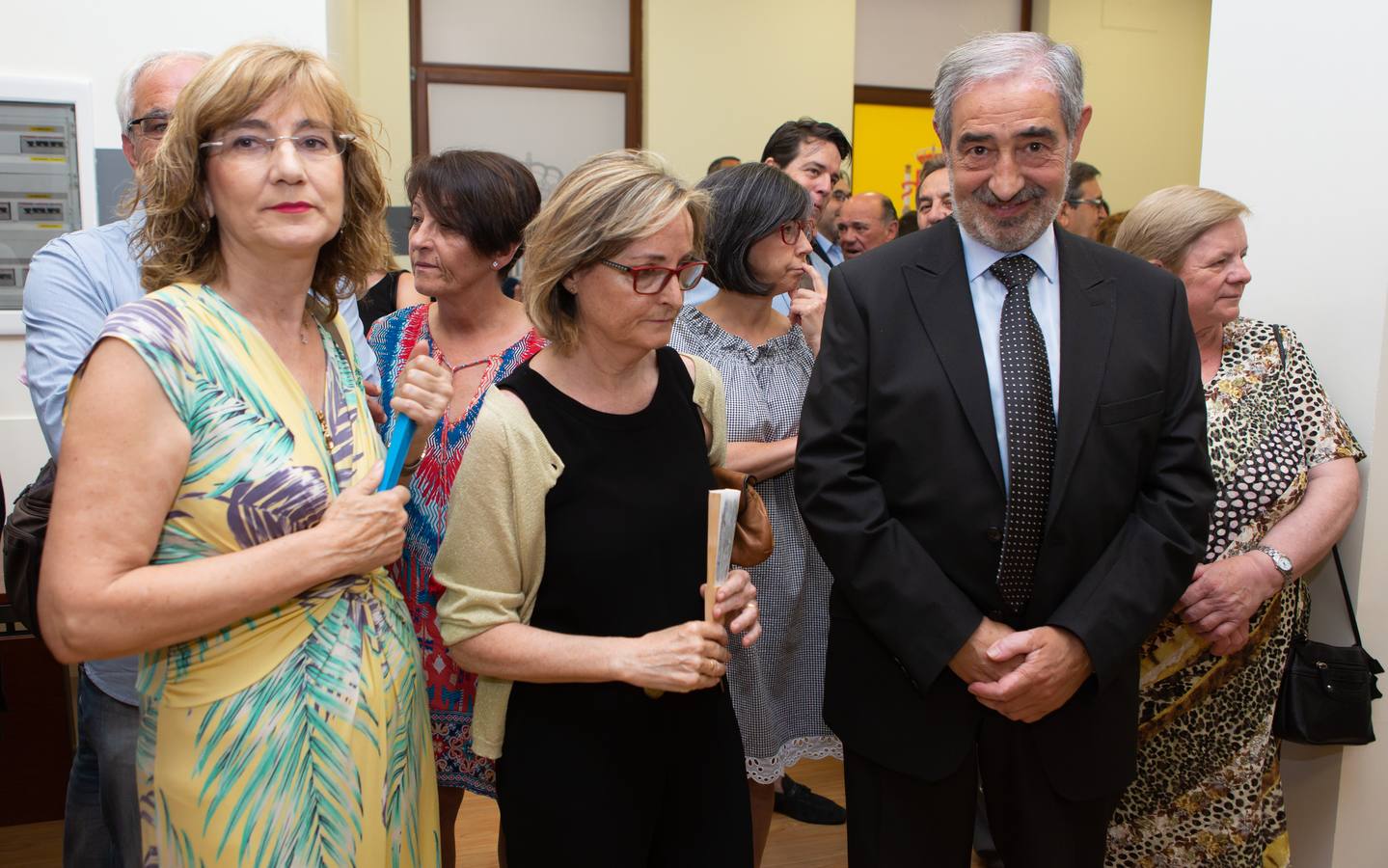 El nuevo delegado del Gobierno ha tomado posesión esta mañana en el edificio del Muro de la Mata de Logroño con toda una declaración de principios. «Yo amo a España», ha proclamado el socialista José Ignacio Pérez Sáenz, en la fase inicial de su intervención, ante un auditorio formado por una nutrida representación de la sociedad riojana, con el presidente José Ignacio Ceniceros a la cabeza, y repleto de militantes y altos cargos del PSOE, algunos de los cuales compartieron quehaceres con el titular de la Delegación del Gobierno cuando dominaba el otro palacete del Espolón, el de la Administración regional.