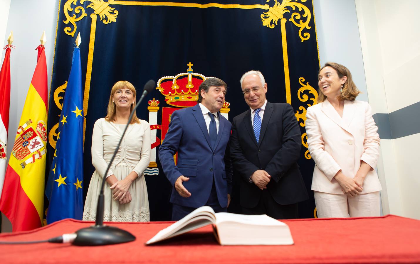 El nuevo delegado del Gobierno ha tomado posesión esta mañana en el edificio del Muro de la Mata de Logroño con toda una declaración de principios. «Yo amo a España», ha proclamado el socialista José Ignacio Pérez Sáenz, en la fase inicial de su intervención, ante un auditorio formado por una nutrida representación de la sociedad riojana, con el presidente José Ignacio Ceniceros a la cabeza, y repleto de militantes y altos cargos del PSOE, algunos de los cuales compartieron quehaceres con el titular de la Delegación del Gobierno cuando dominaba el otro palacete del Espolón, el de la Administración regional.