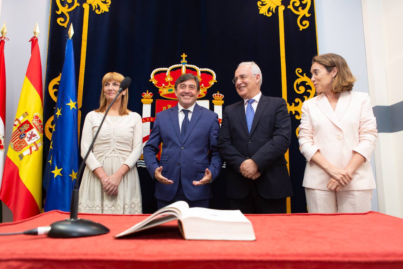 El nuevo delegado del Gobierno ha tomado posesión esta mañana en el edificio del Muro de la Mata de Logroño con toda una declaración de principios. «Yo amo a España», ha proclamado el socialista José Ignacio Pérez Sáenz, en la fase inicial de su intervención, ante un auditorio formado por una nutrida representación de la sociedad riojana, con el presidente José Ignacio Ceniceros a la cabeza, y repleto de militantes y altos cargos del PSOE, algunos de los cuales compartieron quehaceres con el titular de la Delegación del Gobierno cuando dominaba el otro palacete del Espolón, el de la Administración regional.