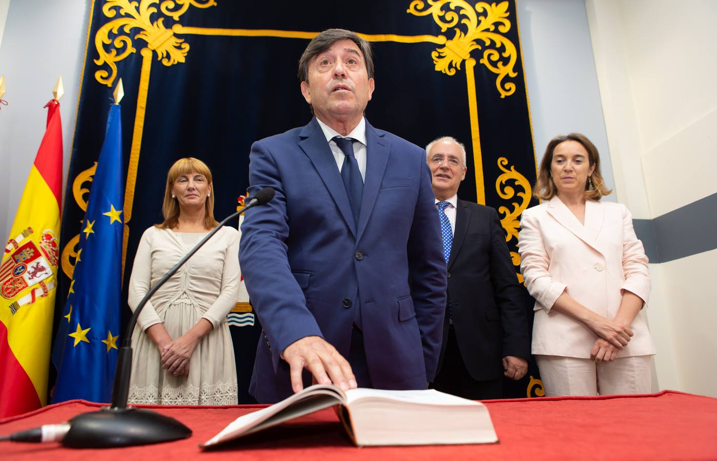 El nuevo delegado del Gobierno ha tomado posesión esta mañana en el edificio del Muro de la Mata de Logroño con toda una declaración de principios. «Yo amo a España», ha proclamado el socialista José Ignacio Pérez Sáenz, en la fase inicial de su intervención, ante un auditorio formado por una nutrida representación de la sociedad riojana, con el presidente José Ignacio Ceniceros a la cabeza, y repleto de militantes y altos cargos del PSOE, algunos de los cuales compartieron quehaceres con el titular de la Delegación del Gobierno cuando dominaba el otro palacete del Espolón, el de la Administración regional.