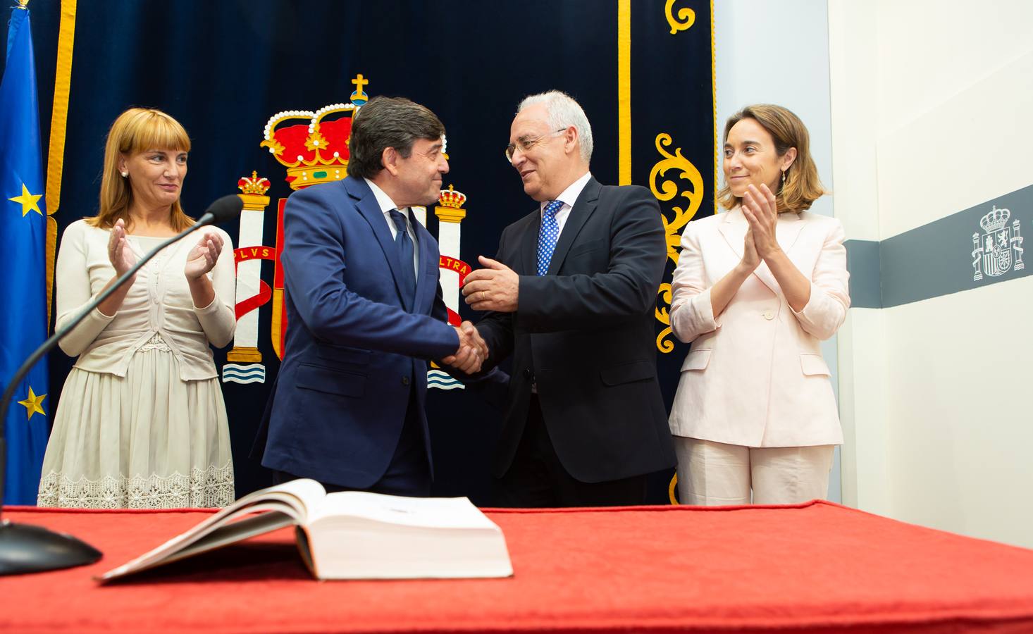 El nuevo delegado del Gobierno ha tomado posesión esta mañana en el edificio del Muro de la Mata de Logroño con toda una declaración de principios. «Yo amo a España», ha proclamado el socialista José Ignacio Pérez Sáenz, en la fase inicial de su intervención, ante un auditorio formado por una nutrida representación de la sociedad riojana, con el presidente José Ignacio Ceniceros a la cabeza, y repleto de militantes y altos cargos del PSOE, algunos de los cuales compartieron quehaceres con el titular de la Delegación del Gobierno cuando dominaba el otro palacete del Espolón, el de la Administración regional.