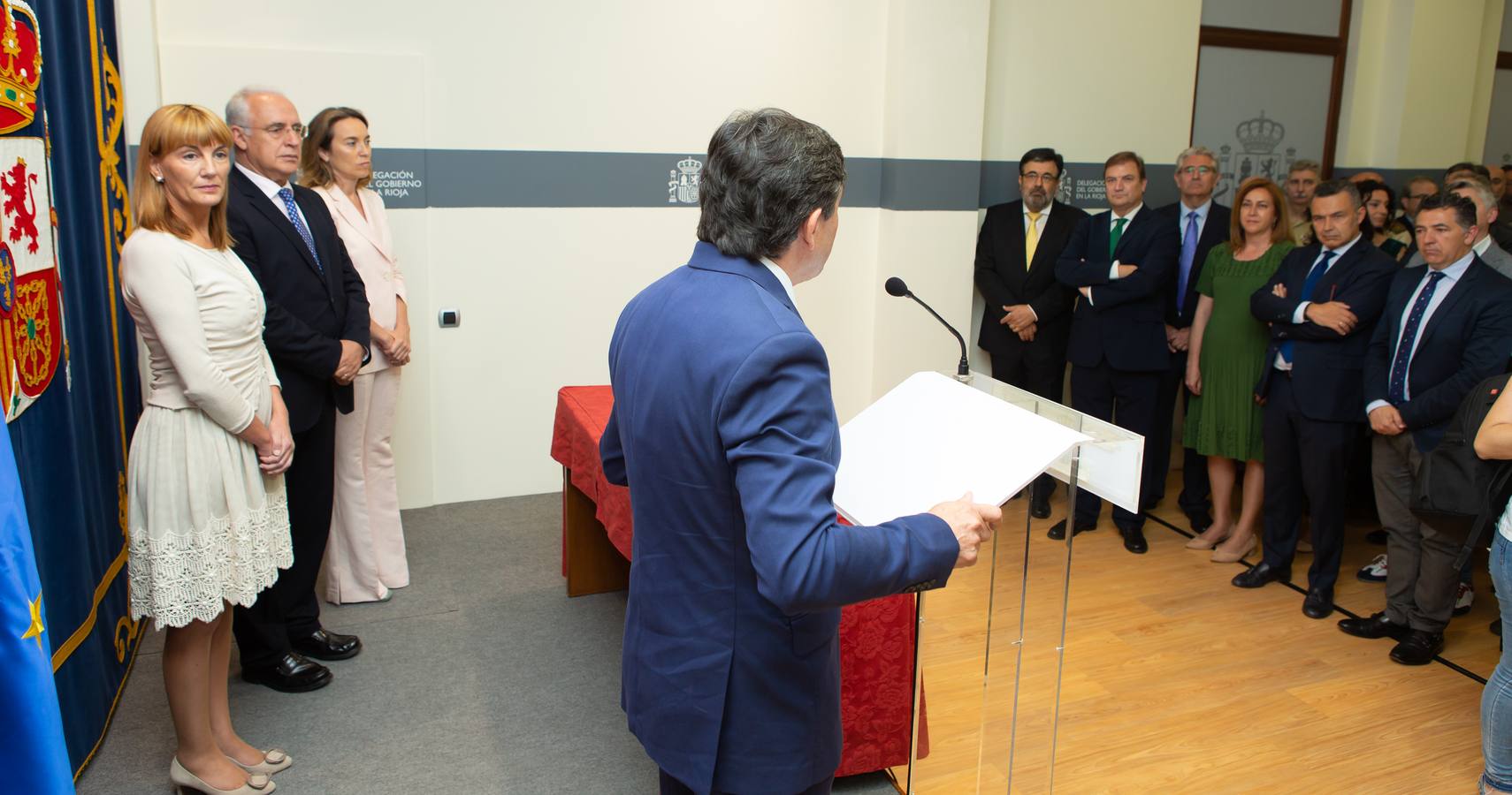 El nuevo delegado del Gobierno ha tomado posesión esta mañana en el edificio del Muro de la Mata de Logroño con toda una declaración de principios. «Yo amo a España», ha proclamado el socialista José Ignacio Pérez Sáenz, en la fase inicial de su intervención, ante un auditorio formado por una nutrida representación de la sociedad riojana, con el presidente José Ignacio Ceniceros a la cabeza, y repleto de militantes y altos cargos del PSOE, algunos de los cuales compartieron quehaceres con el titular de la Delegación del Gobierno cuando dominaba el otro palacete del Espolón, el de la Administración regional.