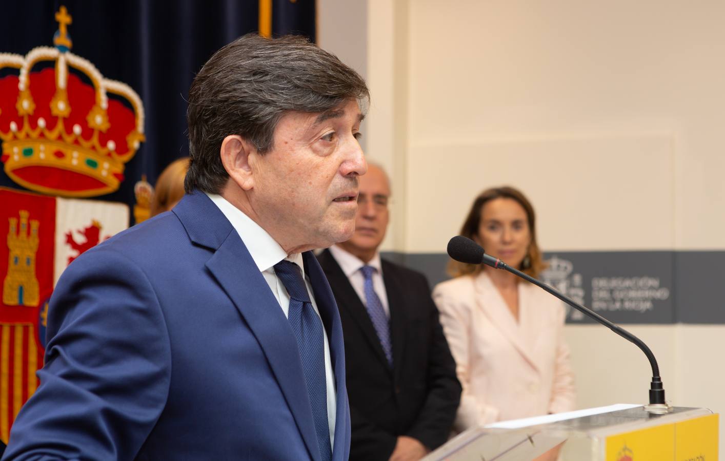 El nuevo delegado del Gobierno ha tomado posesión esta mañana en el edificio del Muro de la Mata de Logroño con toda una declaración de principios. «Yo amo a España», ha proclamado el socialista José Ignacio Pérez Sáenz, en la fase inicial de su intervención, ante un auditorio formado por una nutrida representación de la sociedad riojana, con el presidente José Ignacio Ceniceros a la cabeza, y repleto de militantes y altos cargos del PSOE, algunos de los cuales compartieron quehaceres con el titular de la Delegación del Gobierno cuando dominaba el otro palacete del Espolón, el de la Administración regional.