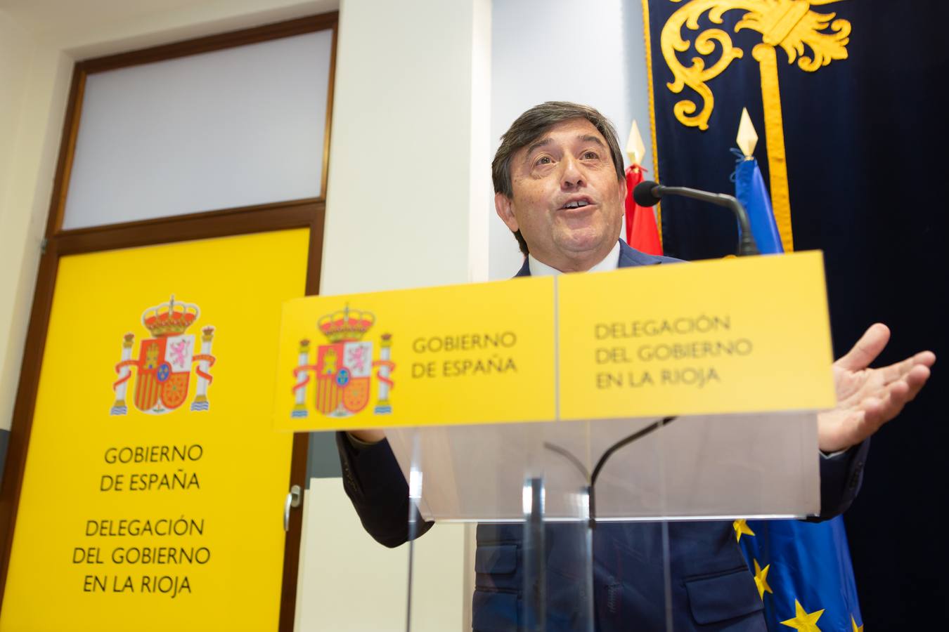 El nuevo delegado del Gobierno ha tomado posesión esta mañana en el edificio del Muro de la Mata de Logroño con toda una declaración de principios. «Yo amo a España», ha proclamado el socialista José Ignacio Pérez Sáenz, en la fase inicial de su intervención, ante un auditorio formado por una nutrida representación de la sociedad riojana, con el presidente José Ignacio Ceniceros a la cabeza, y repleto de militantes y altos cargos del PSOE, algunos de los cuales compartieron quehaceres con el titular de la Delegación del Gobierno cuando dominaba el otro palacete del Espolón, el de la Administración regional.