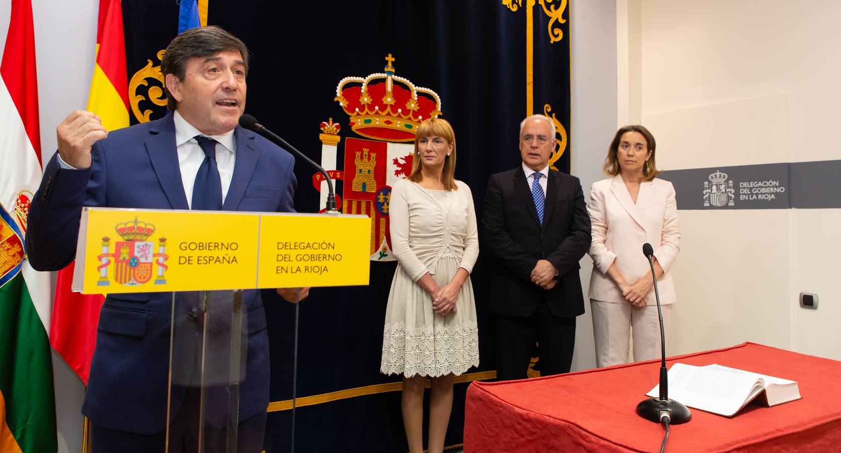 El nuevo delegado del Gobierno ha tomado posesión esta mañana en el edificio del Muro de la Mata de Logroño con toda una declaración de principios. «Yo amo a España», ha proclamado el socialista José Ignacio Pérez Sáenz, en la fase inicial de su intervención, ante un auditorio formado por una nutrida representación de la sociedad riojana, con el presidente José Ignacio Ceniceros a la cabeza, y repleto de militantes y altos cargos del PSOE, algunos de los cuales compartieron quehaceres con el titular de la Delegación del Gobierno cuando dominaba el otro palacete del Espolón, el de la Administración regional.