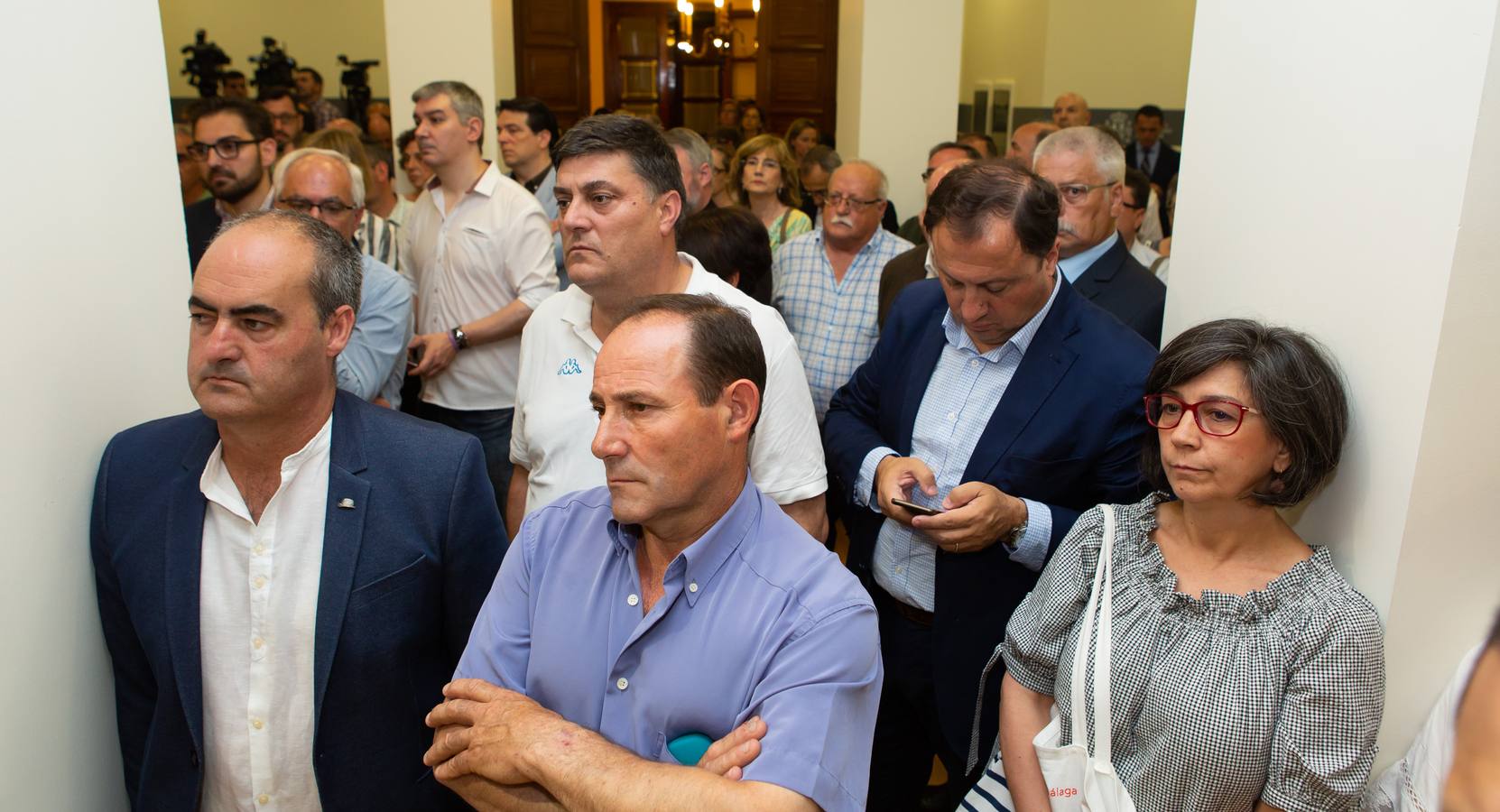 El nuevo delegado del Gobierno ha tomado posesión esta mañana en el edificio del Muro de la Mata de Logroño con toda una declaración de principios. «Yo amo a España», ha proclamado el socialista José Ignacio Pérez Sáenz, en la fase inicial de su intervención, ante un auditorio formado por una nutrida representación de la sociedad riojana, con el presidente José Ignacio Ceniceros a la cabeza, y repleto de militantes y altos cargos del PSOE, algunos de los cuales compartieron quehaceres con el titular de la Delegación del Gobierno cuando dominaba el otro palacete del Espolón, el de la Administración regional.