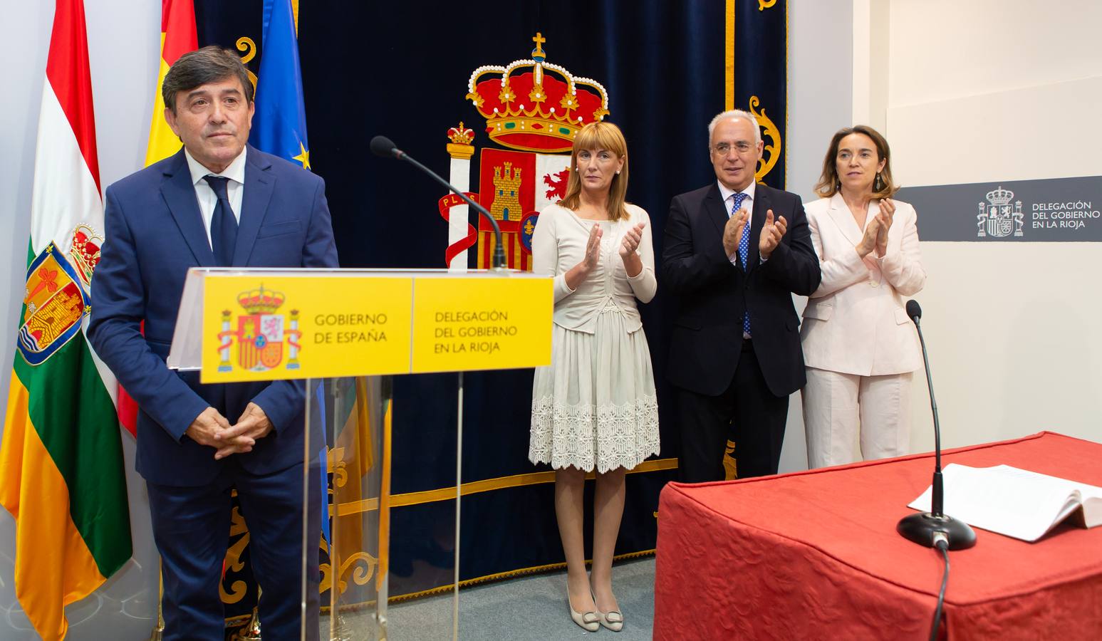 El nuevo delegado del Gobierno ha tomado posesión esta mañana en el edificio del Muro de la Mata de Logroño con toda una declaración de principios. «Yo amo a España», ha proclamado el socialista José Ignacio Pérez Sáenz, en la fase inicial de su intervención, ante un auditorio formado por una nutrida representación de la sociedad riojana, con el presidente José Ignacio Ceniceros a la cabeza, y repleto de militantes y altos cargos del PSOE, algunos de los cuales compartieron quehaceres con el titular de la Delegación del Gobierno cuando dominaba el otro palacete del Espolón, el de la Administración regional.