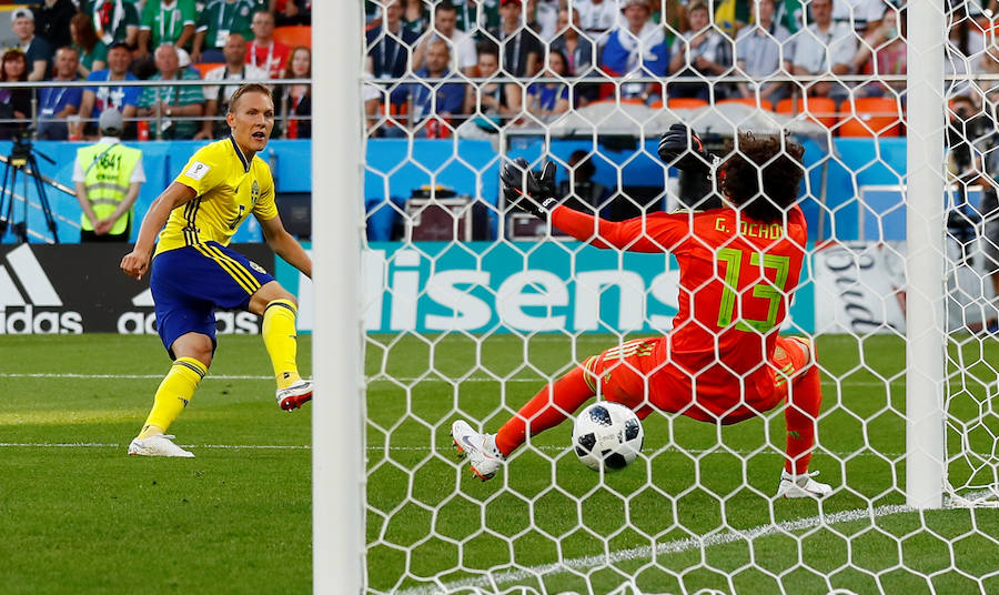 Suecia se impuso por 0-3 a México en el encuentro correspondiente a la tercera jornada del grupo F. La derrota de Alemania ante Corea del Sur dio el pase a ambas selecciones para octavos. 