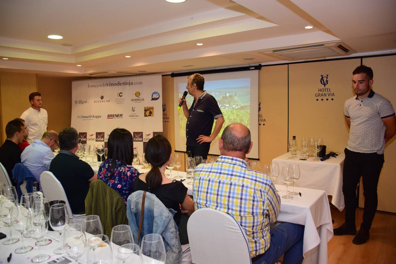 Fotos: José Gil, Bodegas Olmaza, y Miguel Eguíluz, Bodegas Cupani, protagonizaron el club de catas de lomejordelvinoderioja.com