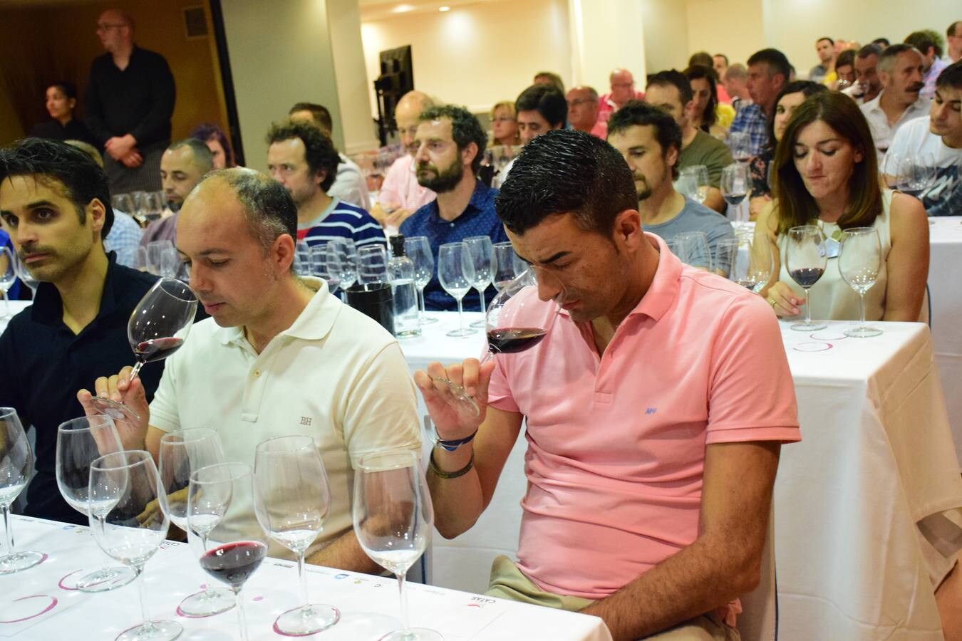 Fotos: José Gil, Bodegas Olmaza, y Miguel Eguíluz, Bodegas Cupani, protagonizaron el club de catas de lomejordelvinoderioja.com