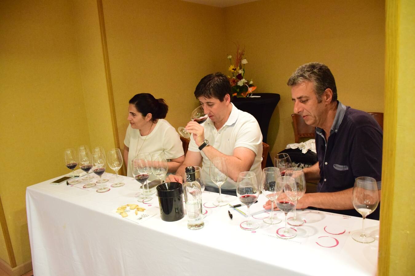 Fotos: José Gil, Bodegas Olmaza, y Miguel Eguíluz, Bodegas Cupani, protagonizaron el club de catas de lomejordelvinoderioja.com